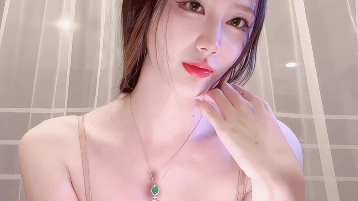 Looking like this, she’d definitely be made a noble consort in ancient times!