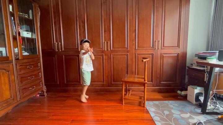 这家伙迷上了王嘉尔了