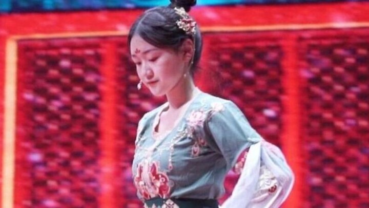 “她推开了盛世的大门。”