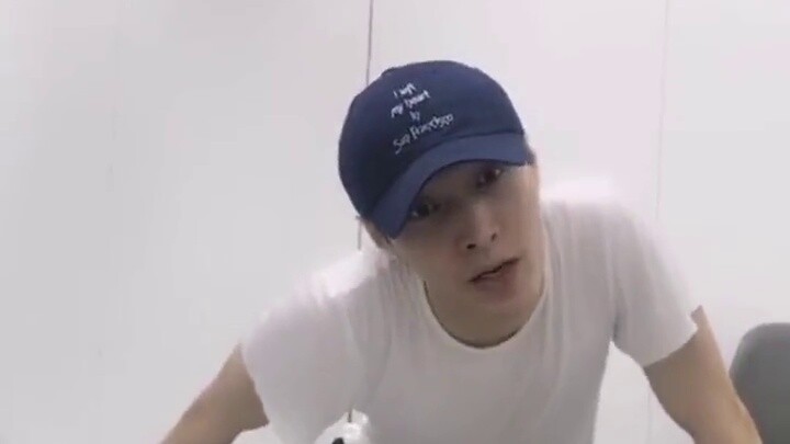 [Zhang Yixing] Siaran langsung studio 190619 yang tiba-tiba: pelatihan menari di ruang latihan