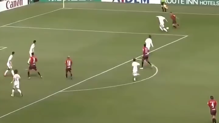 من الفرح إلى الحزن: لاعب أجنبي ياباني يحتفل بحماس فيسقط عن منصة ارتفاعها ثلاثة أمتار!