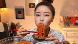 [Makanan] Dorothy Makan Mi Daging Sapi dan Sosis Dicocol Saus Cabai