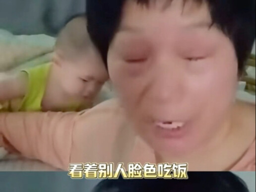 Cô vừa tố cáo, vừa dùng tay che chắn cho con, sợ trẻ rơi xuống giường! Đàn bà ơi! Cả đời này rốt cuộ