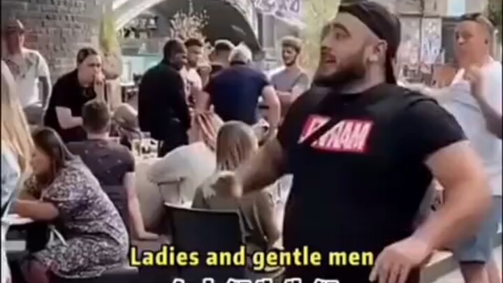 الشاب الأجنبي يقسم اليمين بوقار