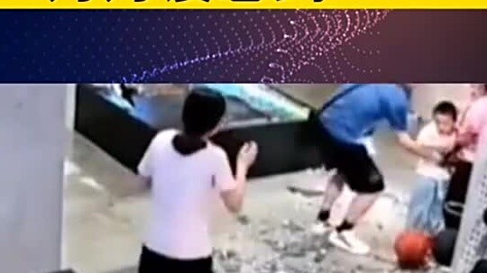 Một cậu bé ở Trùng Khánh dùng quả bóng rổ đập vào tường kính một cửa hàng nhưng kết quả thật bất ngờ