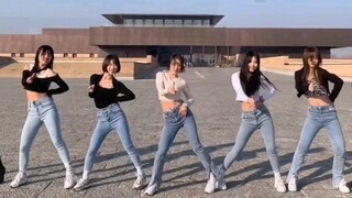 Saatnya memilih antara keduanya lagi, mana yang Anda sukai, skinny jeans atau black silk?