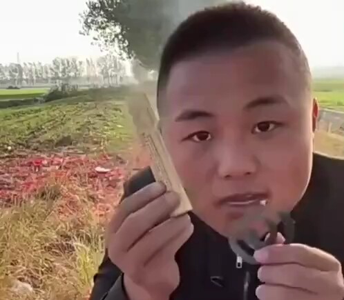 “Chân” livestream bùng nổ