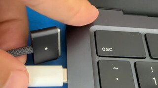 Menantang MacBook untuk mengisi daya secara bersamaan melalui dua jalur