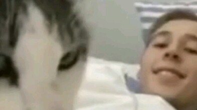 Anh chàng: Chết tiệt, thật hay giả vậy, thử lại xem