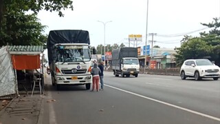 người đàn ông tội nghiệp vô vào quán này bị thanh niên này đưa bánh bao cũ