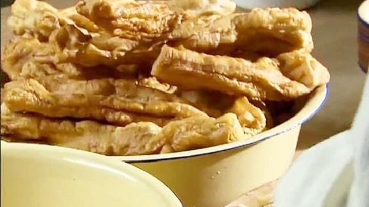 Selama masa sulit, pasukan memotong-motong adonan goreng dan membuat roti besar dengan sayuran, yang