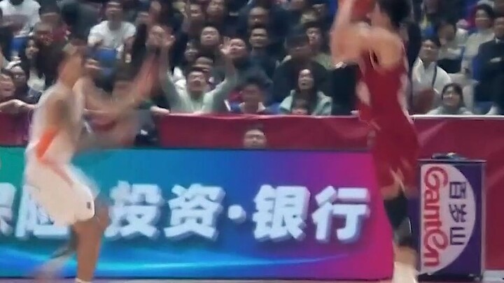 This rookie keeps reaching out, asking the foreign player to pass him the ball.