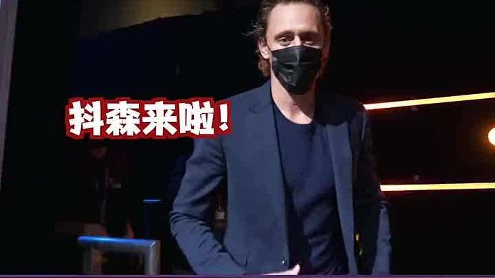 Tom Hiddleston lén lút xuất hiện tại hội chợ truyện tranh, bất ngờ lớn với trăm người hóa thân thành