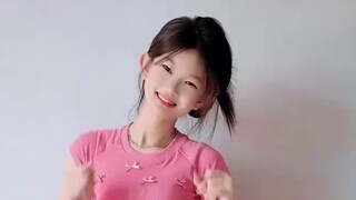 Kakak menirukan tarian kakaknya