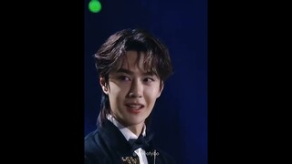 Wang Yibo checking out Yang Yang and praise him as handsome~  #WangYibo #Yibo #Tracer85 #YangYang