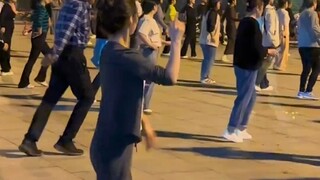 Bring your best friend along to dance with you! #SquareDanceXiaoluban #Post00sDancingInPlaza #EnjoyT