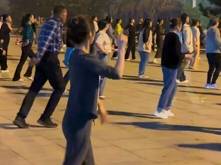 ชวนเพื่อนสนิทของคุณมาเต้นด้วยกัน #เต้นลาน广场舞เสี่ยวหลูปาน #คนรุ่น00เต้นลาน广场舞 #สนุกกับปัจจุบัน #รักชี