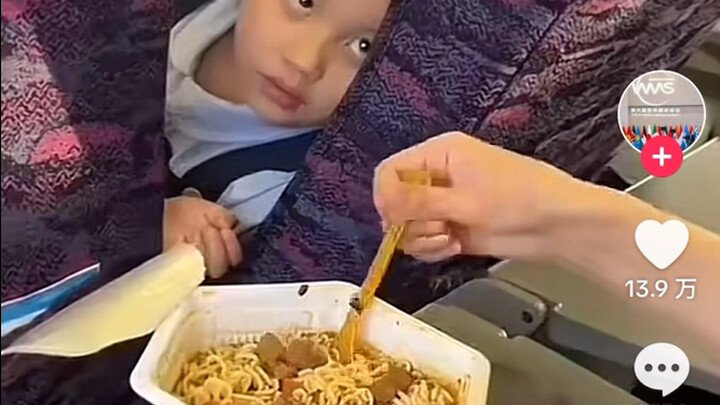 Cư dân mạng TikTok và netizen nước ngoài bình luận sôi nổi về cảnh “Mỹ nhân Trung Quốc ăn mì tôm trê