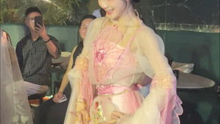 لا أعرف إن كانت ستقطع الرجال أم لا، لكنها بالتأكيد تقطع النساء! يا إلهي، زهه زهه لطيفة جداً! أحب حقا