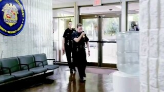 这个小子也太嚣张了，竟然身穿铠甲跑去警局总部打劫" "夏威夷特勤组