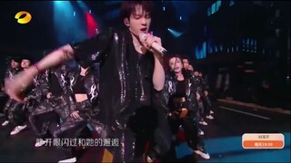 ถานเจี้ยนซื่อ Tan Jianci on stage New Year's Eve Hunan Satellite TV