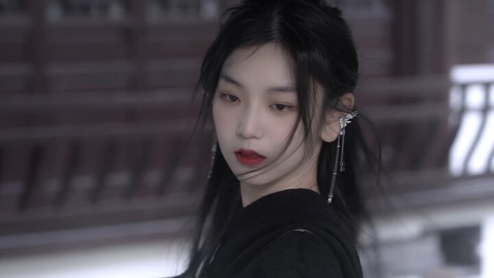 Has Xiao Li Gained Weight? | Helplessly, the flowers fall—yet those familiar swallows return.