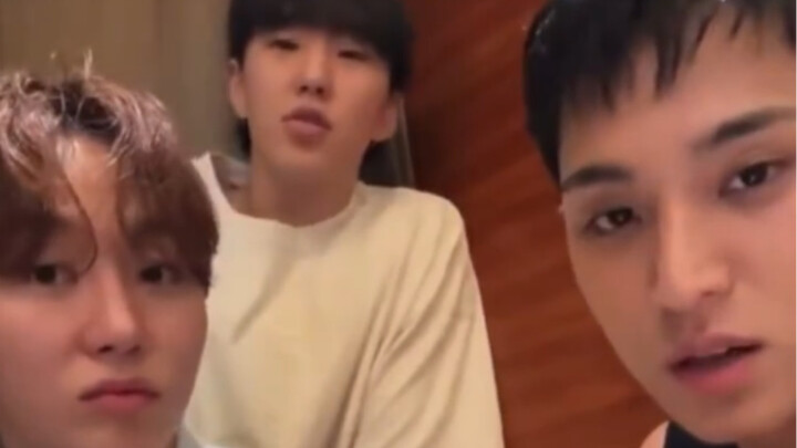 พวกสเกาต์ใจร้าย😡🤬 เด็กน้อยพยายามปลอบเหล่าคลาราในคอมเมนต์ว่า อย่าโกรธไปเลย คิดซะว่าฉันก็เป็นสตาร์ที่ม