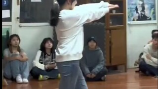 即使是穿卫衣牛仔裤也能跳出不一样的美