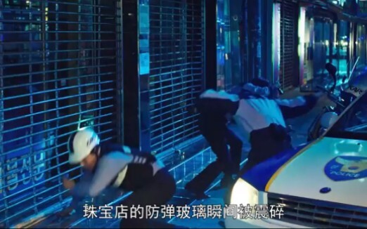 A man pretended to be drunk and successfully sneaked into a bank to steal jewelry!