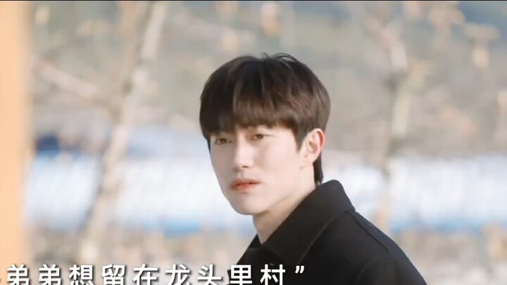 เสี่ยวฉี น้องชายโง่ๆ ต้องการอยู่ในหมู่บ้านและไล่พ่อแม่ของเขาออกไปอย่างสิ้นหวัง ผู้เป็นพ่อบ่นกับน้องช