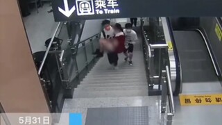 Cứu người không phân biệt giờ làm việc, hình ảnh hai chàng trai cứu người tại ga tàu điện ngầm thật 