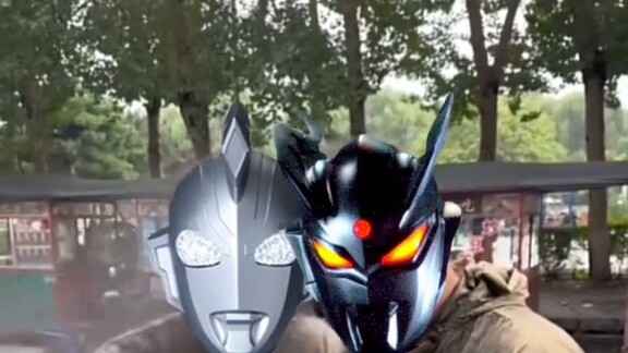 [Ultraman] Hôn tôi hoặc cắn một miếng