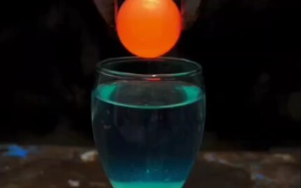 A high-temperature iron ball is placed into alcohol.