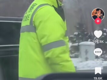 TikTok foreign netizens watch the Xinjiang “spotted” police officer