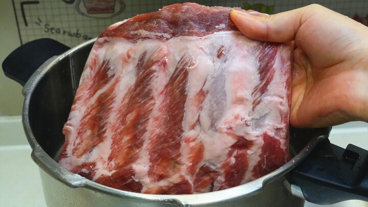 When it’s cold, don’t just simmer pork ribs in soup anymore. Try this method instead—chowing down on