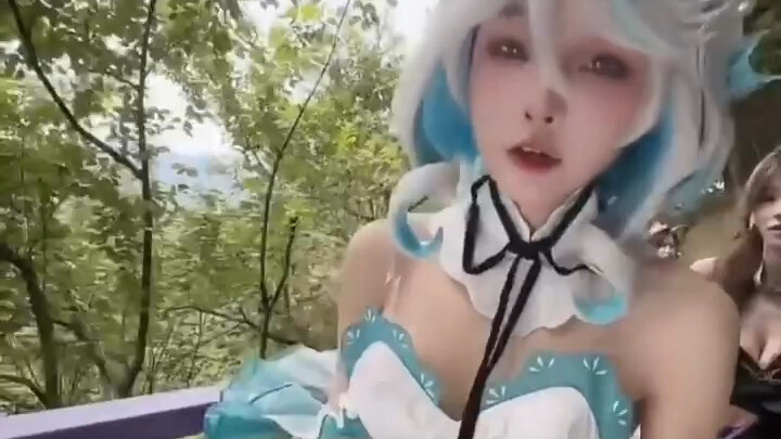 Lihat apa yang aku temukan saat mendaki gunung!