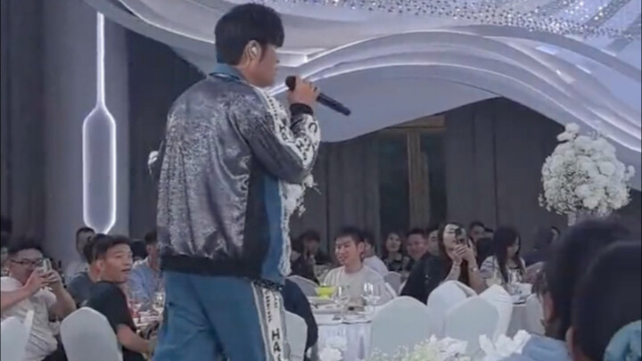 “เจย์ โชウ” ที่สุ่มปรากฏขึ้น ร้องเพลง “ถ้วยชามลายคราม” กลางงานแต่งงาน
