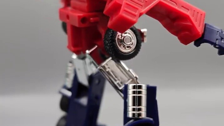 Hành động hiện đại + cổ điển đỉnh cao? C01 Optimus Prime