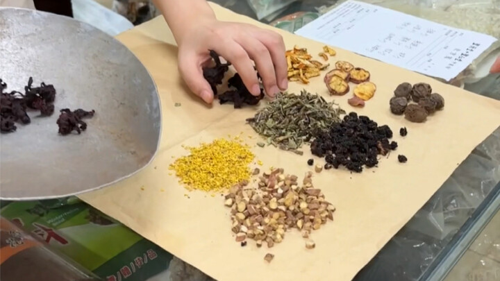 Thức uống phù hợp hơn với thể trạng của các bé Trung Quốc? Nước sấu từ hiệu thuốc Đông y đã được chu