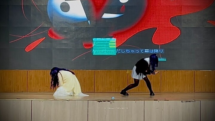Panggung yang membuat penonton di bawah panggung berseru-seru menyebutnya film horor dan serangan ja