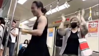 Di Taiwan, seorang pria tua di kereta bawah tanah mendorong seorang pria berpakaian wanita agar dudu