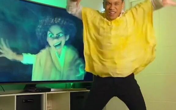 Khôi phục từng điệu nhảy của We Don't Talk About Bruno, bạn có thể yêu cầu anh ấy biểu diễn phiên bả