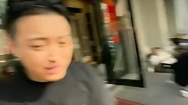 Anh em: Này, quỳ xuống đi, tôi có chuyện muốn nói với anh.