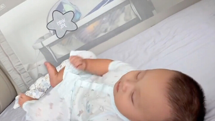 Gue ngakak gara-gara si bayi! Lagi ngumpulin tenaga buat ngantuk, eh pas udah tidur aja masih sempet