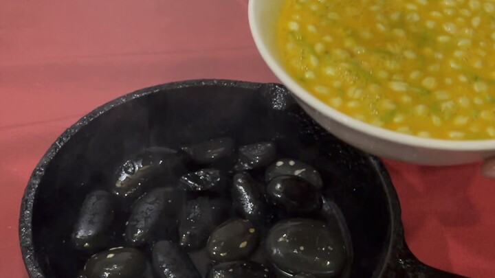 Hari ini makan telur dadar bunga melati—lebih gaya daripada enak, untungnya kali ini aku ajak @Lu Yi