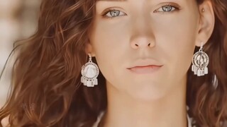 Rachel Cook, dia hanya bisa digambarkan sebagai sebuah karya seni