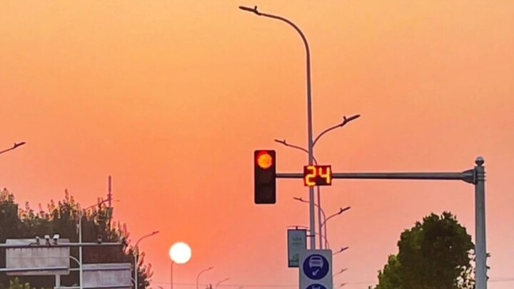 Another piece of trivia: the highway sign is the size of a 12-square-meter room.