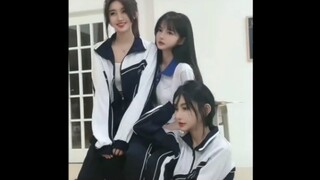 “不知道她们又惊艳了谁的三年”