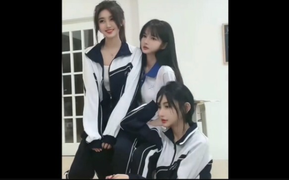 “不知道她们又惊艳了谁的三年”