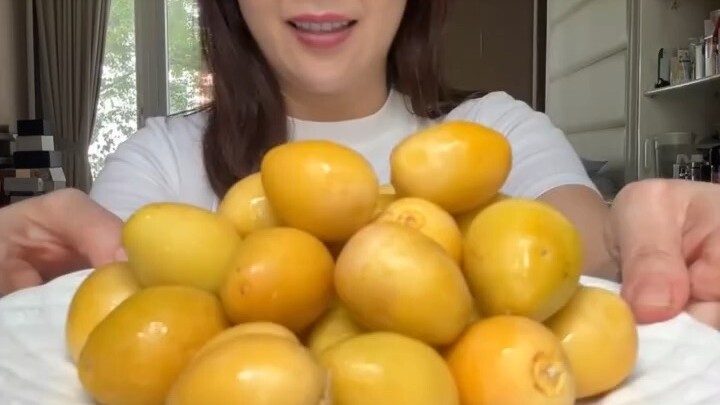 Hayo buah apa ini….  Kurma muda atau bisa di bilang yg matang pohon kayak nya